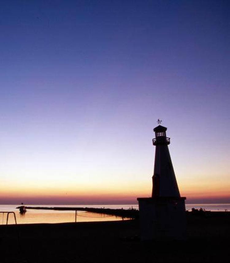 The best midwest weekend getaways for budget summer beach fun in the US. Skip the coast and head to middle America for small towns, kid friendly attractions, and road trips around Lake Michigan and the Great Lakes. Outdoor fun and activities around Chicago and bucket list family vacations with beautiful places to visit. #beaches #travel #usa