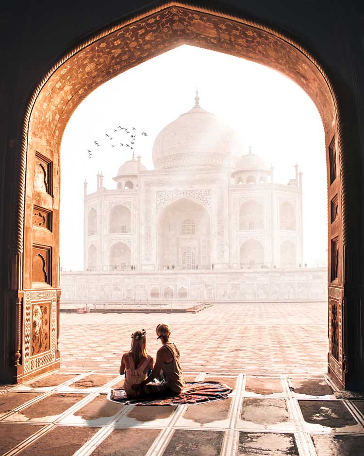 Beautiful India: bucket list destinations and amazing photos to inspire your trip to the Asian country of culture, art, and history. The best places to go for Instagram photographs and nature. Ideas and pictures for Goa, the Taj Mahal, Hamapi, Jaipur, Udaipur, Kerala, and the Himalayas from the beach to the backwaters and mountains. #travel #india #photography 